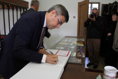 Galeria zawiera zdjęcia z konferencji odbywającej się w związku z 20 rocznicą tzw. powodzi tysiąclecia, która dotknęła m.in. Racibórz. W wydarzeniu wziął udział wojewoda Jarosław Wieczorek