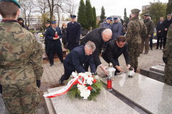 Fotogaleria przedstawia składanie przez wojewodów kwiatów oraz zapalanie zniczy na cmentarzach i mogiłach w związku z dniem Wszystkich Świętych