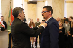 Galeria zdjęć z uroczystości wręczenia odznaczeń państwowych przez wojewodę Jarosława Wieczorka /fot. A. Karendał/
