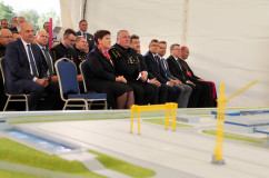 Fotogaleria zawiera 36 zdjęć z otwarcia budowy nowego szybu górniczego Grzegorz w Jaworznie z udziałem premier Beaty Szydło oraz wojewody Jarosława Wieczorka. Kilka ostatnich zdjęć przedstawia uroczystość wręczenia odznaczeń pracownikom Tauronu.