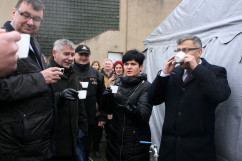 Zdjęcia z uroczystości zakończenia budowy kolejnego etapu wodociągu dla gminy Koniecpol z udziałem wojewody Jarosława Wieczorka i wicewojewody Mariusza Trepki.