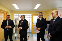 Galeria zdjęć z wizyty wojewody Jarosława Wieczorka w Szpitalu Miejskim w Rudzie Śląskiej w związku z przekazaniem sprzętu dla noworodków /fot. A. Karendał/