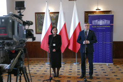 Zdjęcia z briefingu prasowego wojewody Jarosława Wieczorka nt. lokalnej infrastruktury drogowej /fot. B. Szwedowski/