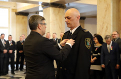 Galeria zdjęć z uroczystości wręczenia odznaczeń państwowych przez wojewodę Jarosława Wieczorka /fot. A. Karendał/