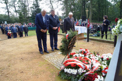 Fotogaleria przedstawia uroczystości, które odbyły się na polanie 