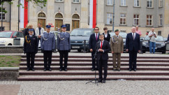 Zdjęcia z uroczystości podniesienia flagi na maszt z okazji Dnia Flagi Rzeczpospolitej Polskiej.