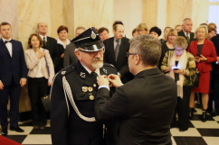 Galeria zdjęć z uroczystości wręczenia odznaczeń państwowych, która odbyła się w westybulu Urzędu /fot. A. Karendał/