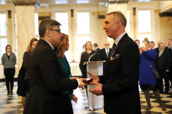 Galeria zdjęć z uroczystości wręczenia odznaczeń państwowych przez wojewodę Jarosława Wieczorka /fot. A. Karendał/