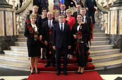 Fotogaleria zawiera zdjęcia z uroczystości wręczenia orderów i odznaczeń państwowych, które w imieniu Prezydenta RP wręczył wojewoda Jarosław Wieczorek w asyście II wicewojewody Mariusza Trepki. Odznaczenia odebrały osoby zasłużone w różnych dziedzinach życia społecznego, działalności  kulturalnej, charytatywnej oraz pracy zawodowej. Uroczystość uświetnił występ orkiestry Komendy Wojewódzkiej Policji w Katowicach oraz artystów Zespołu Pieśni i Tańca Śląsk.