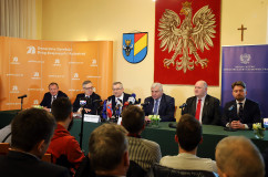 Galeria zdjęć z wizyty roboczej w powiecie żywieckim ministrów Polski i Słowacji odpowiedzialnych za infrastrukturę i transport, w której uczestniczył wicewojewoda Jan Chrząszcz /fot. A. Karendał/