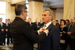 Galeria zdjęć z uroczystości wręczenia odznaczeń państwowych przez wojewodę Jarosława Wieczorka /fot. A. Karendał/