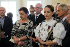 Fotogaleria zawiera zdjęcia z uroczystości wręczenia orderów i odznaczeń państwowych, które w imieniu Prezydenta RP wręczył wojewoda Jarosław Wieczorek w asyście II wicewojewody Mariusza Trepki. Odznaczenia odebrały osoby zasłużone w różnych dziedzinach życia społecznego, działalności  kulturalnej, charytatywnej oraz pracy zawodowej. Uroczystość uświetnił występ orkiestry Komendy Wojewódzkiej Policji w Katowicach oraz artystów Zespołu Pieśni i Tańca Śląsk.