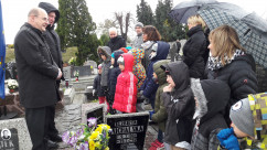 Fotogaleria przedstawia składanie przez wojewodów kwiatów oraz zapalanie zniczy na cmentarzach i mogiłach w związku z dniem Wszystkich Świętych