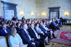 Galeria zdjęć z uroczystości wręczenia nauczycielom medali Komisji Edukacji Narodowej oraz nagród Ministra Edukacji Narodowej i Śląskiego Kuratora Oświaty, z udziałem wicewojewody Mariusza Trepki.