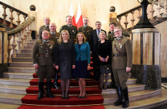 Galeria zdjęć z uroczystości wręczenia odznaczeń państwowych przez wojewodę Jarosława Wieczorka /fot. A. Karendał/