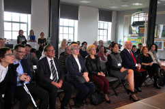 Galeria zawiera zdjęcia z wręczenia nagród laureatom etapu wojewódzkiego XV edycji Ogólnopolskiego Konkursu Plastycznego nt. sztuki osób niepełnosprawnych z udziałem wicewojewody Jana Chrząszcza. Uroczystości towarzyszyła wystawa prac konkursowych.