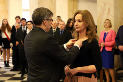 Galeria zdjęć z uroczystości wręczenia odznaczeń państwowych przez wojewodę Jarosława Wieczorka /fot. A. Karendał/