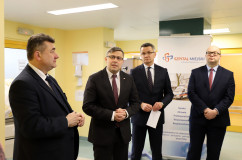 Galeria zdjęć z wizyty wojewody Jarosława Wieczorka w Szpitalu Miejskim w Rudzie Śląskiej w związku z przekazaniem sprzętu dla noworodków /fot. A. Karendał/