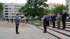 Zdjęcia z uroczystości podniesienia flagi na maszt z okazji Dnia Flagi Rzeczpospolitej Polskiej.