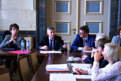 Fotogaleria zawiera zdjęcia z dwóch spotkań z samorządowcami poświęconych reformie oświaty z udziałem wicewojewodów Jana Chrząszcza i Mariusza Trepki