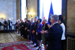 Galeria zdjęć z uroczystości wręczenia nauczycielom medali Komisji Edukacji Narodowej oraz nagród Ministra Edukacji Narodowej i Śląskiego Kuratora Oświaty, z udziałem wicewojewody Mariusza Trepki.