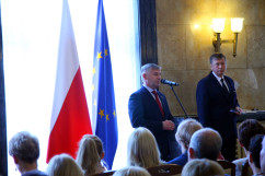 Galeria zdjęć z uroczystości wręczenia nauczycielom medali Komisji Edukacji Narodowej oraz nagród Ministra Edukacji Narodowej i Śląskiego Kuratora Oświaty, z udziałem wicewojewody Mariusza Trepki.