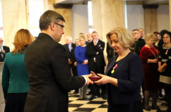 Galeria zdjęć z uroczystości wręczenia odznaczeń państwowych przez wojewodę Jarosława Wieczorka /fot. A. Karendał/