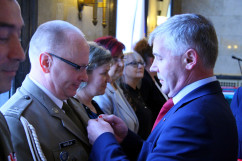 Galeria zdjęć z uroczystości wręczenia nauczycielom medali Komisji Edukacji Narodowej oraz nagród Ministra Edukacji Narodowej i Śląskiego Kuratora Oświaty, z udziałem wicewojewody Mariusza Trepki.