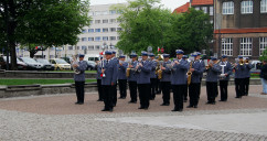 Zdjęcia z uroczystości podniesienia flagi na maszt z okazji Dnia Flagi Rzeczpospolitej Polskiej.