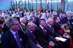 Fotogaleria z uroczystości nadania szkole sztandaru imienia Danuty Siedzikówny „Inki” z udziałem wicewojewody śląskiego Mariusza Trepki.