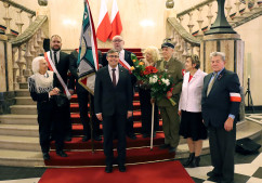 Galeria zdjęć z uroczystości wręczenia odznaczeń państwowych, która odbyła się w westybulu Urzędu /fot. A. Karendał/