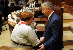 Galeria zdjęć z przekazania Betlejemskiego Światełka Pokoju podczas sesji Sejmiku Województwa Śląskiego /fot. A. Karendał/