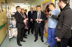Galeria zdjęć z wizyty wojewody Jarosława Wieczorka w Szpitalu Miejskim w Rudzie Śląskiej w związku z przekazaniem sprzętu dla noworodków /fot. A. Karendał/