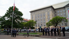Zdjęcia z uroczystości podniesienia flagi na maszt z okazji Dnia Flagi Rzeczpospolitej Polskiej.