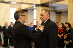 Galeria zdjęć z uroczystości wręczenia odznaczeń państwowych przez wojewodę Jarosława Wieczorka /fot. A. Karendał/