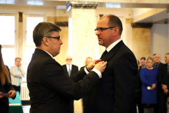 Galeria zdjęć z uroczystości wręczenia odznaczeń państwowych przez wojewodę Jarosława Wieczorka /fot. A. Karendał/