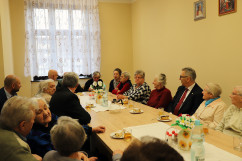 O najnowszej edycji programu „Senior+” i zmianach w systemie pomocy społecznej rozmawiano dziś w bielskiej delegaturze Śląskiego Urzędu Wojewódzkiego. Odwiedzono też klub seniora w Wilamowicach /fot. A. Karendał/