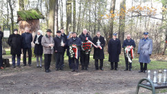 Fotogaleria przedstawia składanie przez wojewodów kwiatów oraz zapalanie zniczy na cmentarzach i mogiłach w związku z dniem Wszystkich Świętych