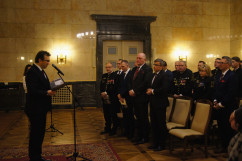 Zdjęcia z uroczystego odsłonięcia znaczka pocztowego Dziewięciu z 