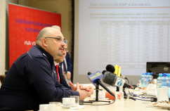 Galeria ze zdjęciami z odbywającej się w Centrum Powiadamiania Ratunkowego konferencji prasowej z udziałem wojewody Jarosława Wieczorka nt. przejęcia przez nr  112 numeru alarmowego policji 997 /fot. A. Karendał/