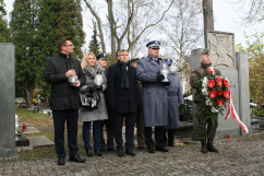 Fotogaleria przedstawia składanie przez wojewodów kwiatów oraz zapalanie zniczy na cmentarzach i mogiłach w związku z dniem Wszystkich Świętych