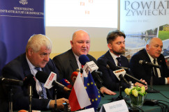 Galeria zdjęć z wizyty roboczej w powiecie żywieckim ministrów Polski i Słowacji odpowiedzialnych za infrastrukturę i transport, w której uczestniczył wicewojewoda Jan Chrząszcz /fot. A. Karendał/