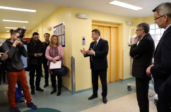 Galeria zdjęć z wizyty wojewody Jarosława Wieczorka w Szpitalu Miejskim w Rudzie Śląskiej w związku z przekazaniem sprzętu dla noworodków /fot. A. Karendał/