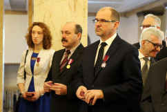 Galeria zdjęć z uroczystości wręczenia odznaczeń państwowych przez wojewodę Jarosława Wieczorka /fot. A. Karendał/