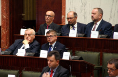 Galeria ze zdjęciami z wyjazdowego posiedzenia Komisji Sejmowej ds. Unii Europejskiej, a także konferencji prasowej podsumowującej obrady.  W wydarzeniu uczestniczył wojewoda Jarosław Wieczorek /fot. A. Karendał/