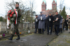 Fotogaleria przedstawia składanie przez wojewodów kwiatów oraz zapalanie zniczy na cmentarzach i mogiłach w związku z dniem Wszystkich Świętych
