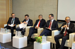 Galeria prezentuje zdjęcia z panelu dyskusyjnego nt. metropolii z udziałem wojewody Jarosława Wieczorka, a także z sesji, w której uczestniczyła minister edukacji Anna Zalewska  /fot. A. Karendał/