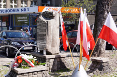 Zdjęcia z uroczystości składania kwiatów z okazji 75. rocznicy wybuchu powstania w Getcie Warszawskim.