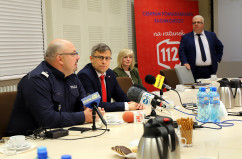 Galeria ze zdjęciami z odbywającej się w Centrum Powiadamiania Ratunkowego konferencji prasowej z udziałem wojewody Jarosława Wieczorka nt. przejęcia przez nr  112 numeru alarmowego policji 997 /fot. A. Karendał/