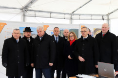 Galeria zdjęć z wizyty roboczej w powiecie żywieckim ministrów Polski i Słowacji odpowiedzialnych za infrastrukturę i transport, w której uczestniczył wicewojewoda Jan Chrząszcz /fot. A. Karendał/